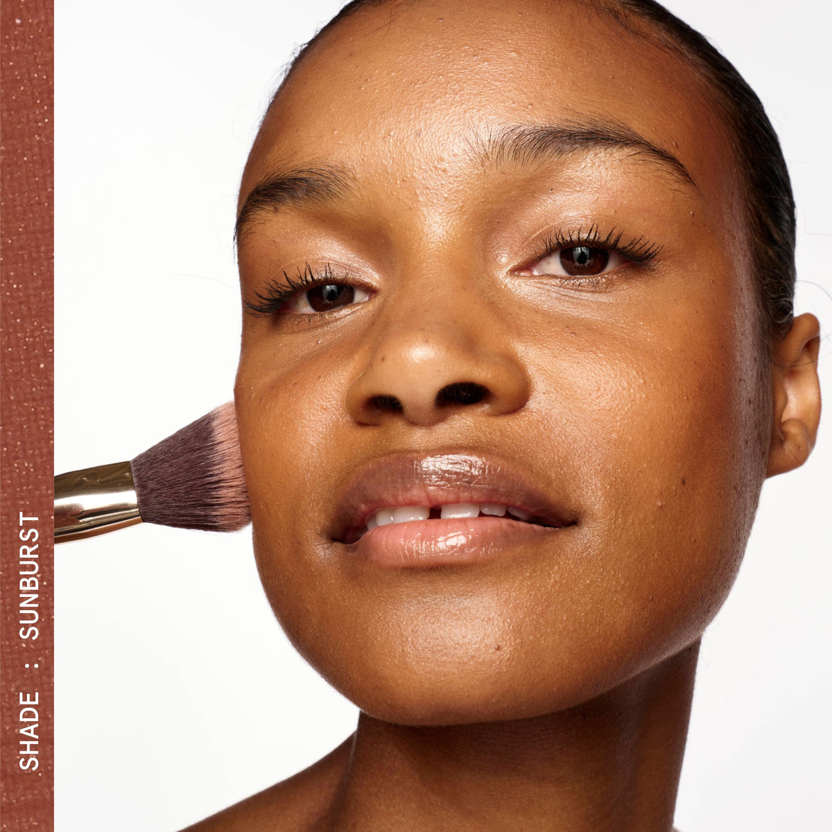 AWESOME_BRONZE_POWDER_BRONZER_REFILL_SUNBURST_198299_PDP_ECOM_1X1_MODEL_CROP_2_2025_WEB