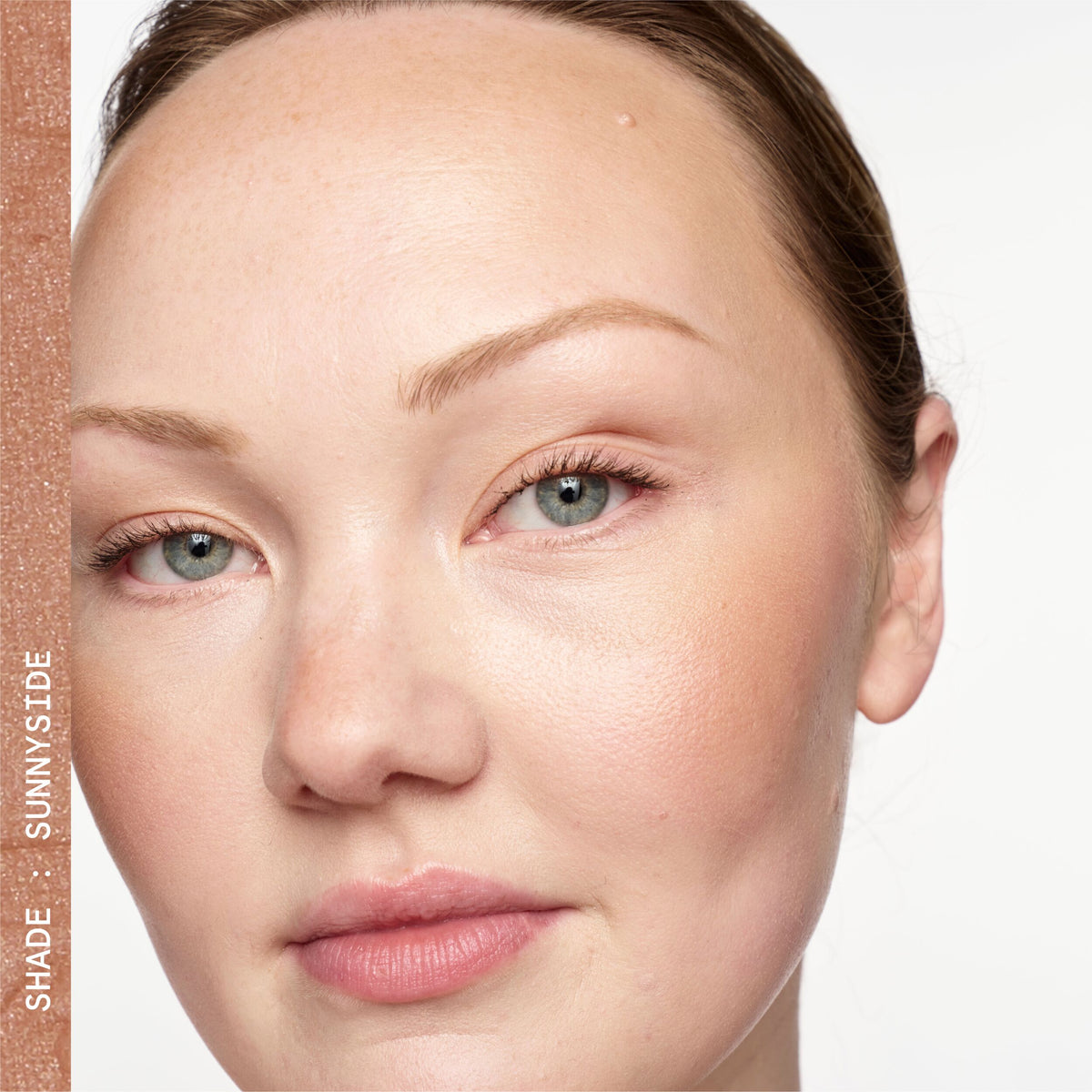 AWESOME_BRONZE_POWDER_BRONZER_REFILL_SUNNYSIDE_194031_PDP_ECOM_1X1_MODEL_71_2025_WEB