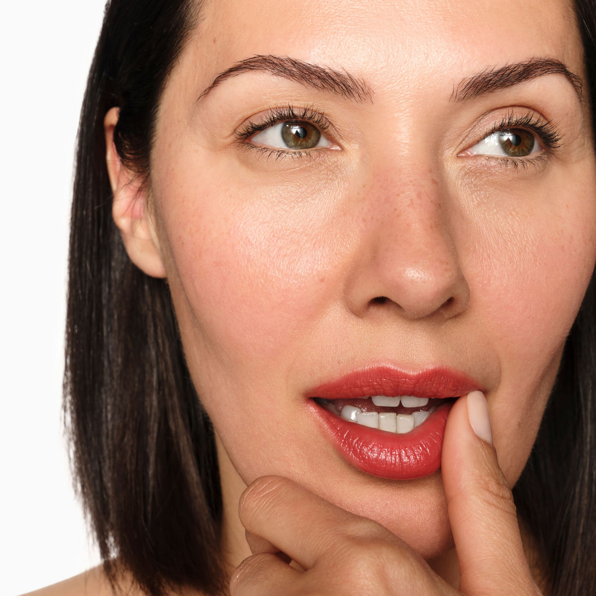 SHINE-UP-LIP-BALM__PRECIOUS-CORAL_PDP_2025__MODEL_WEB