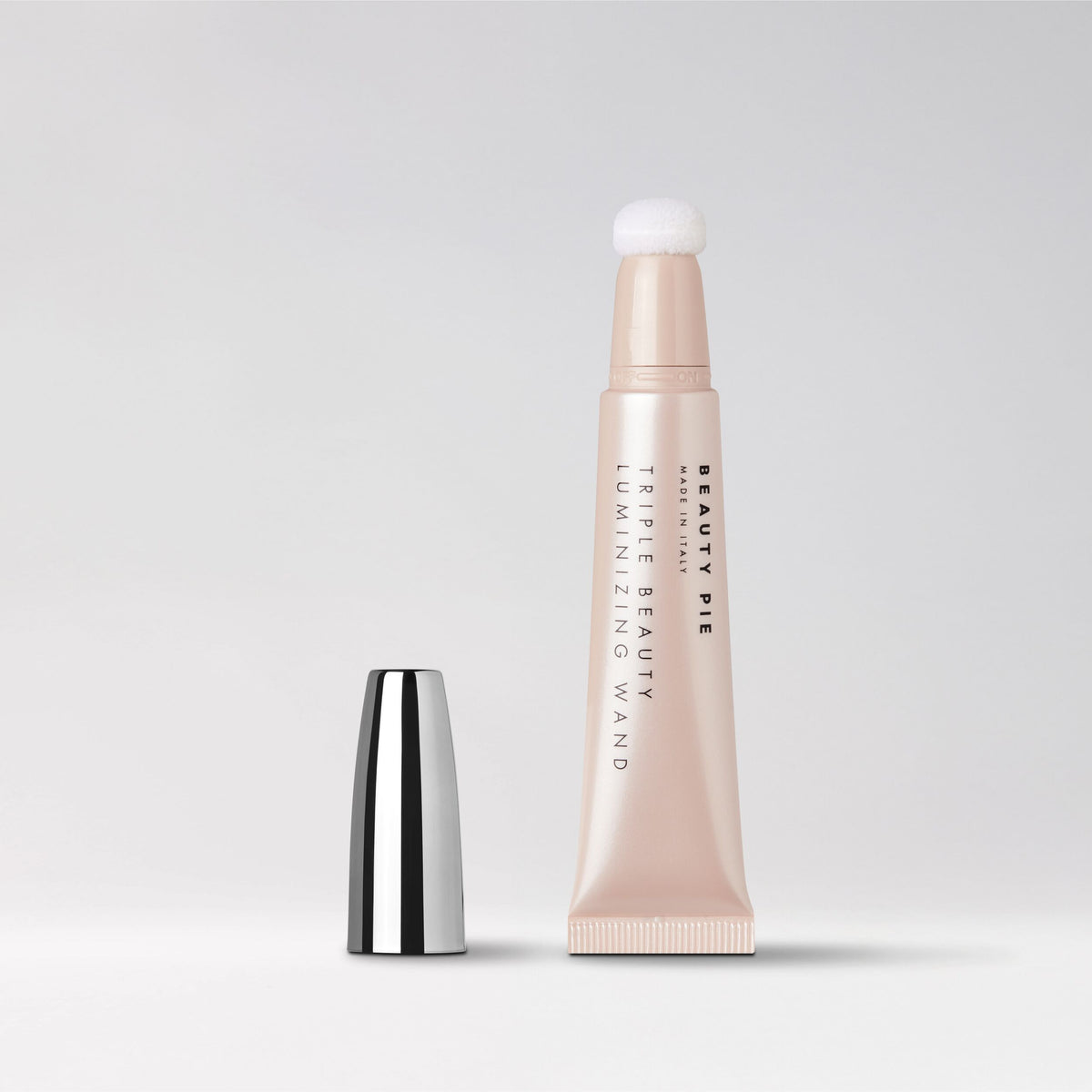 TRIPLE_BEAUTY_LUMINIZING_HIGHLIGHTER_WAND_LIQUID_GOLD_63821_PDP_ECOM_1X1_PACKSHOT_2025_WEB