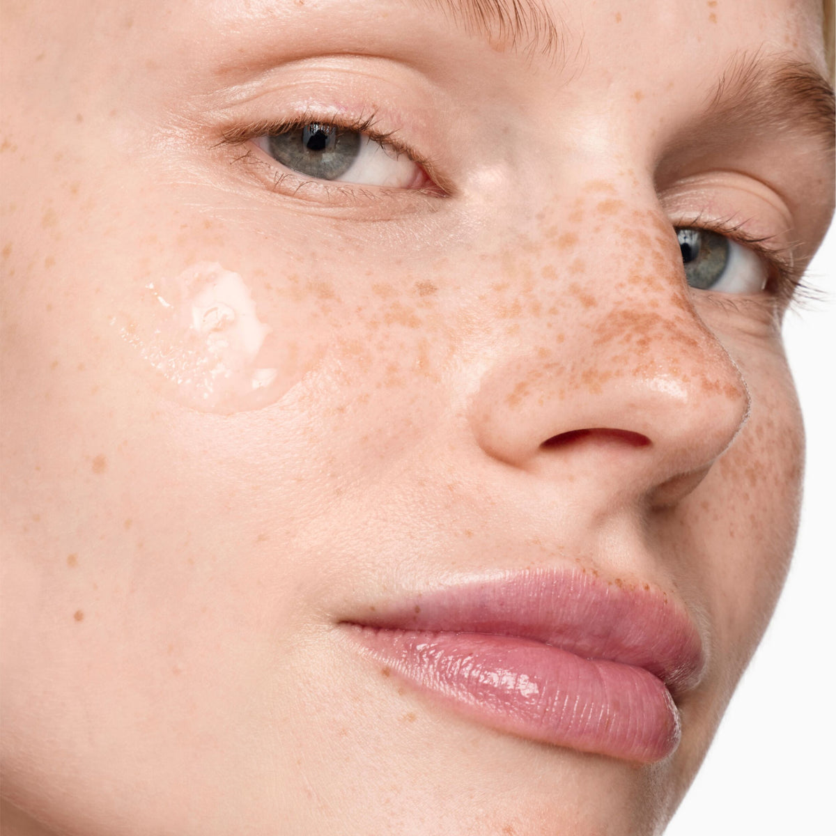 TRIPLE_HYALURONIC_ACID_LIPOPEPTIDE_SERUM_192075_PDP_ECOM_1X1_MODEL_CROP_2025_WEB