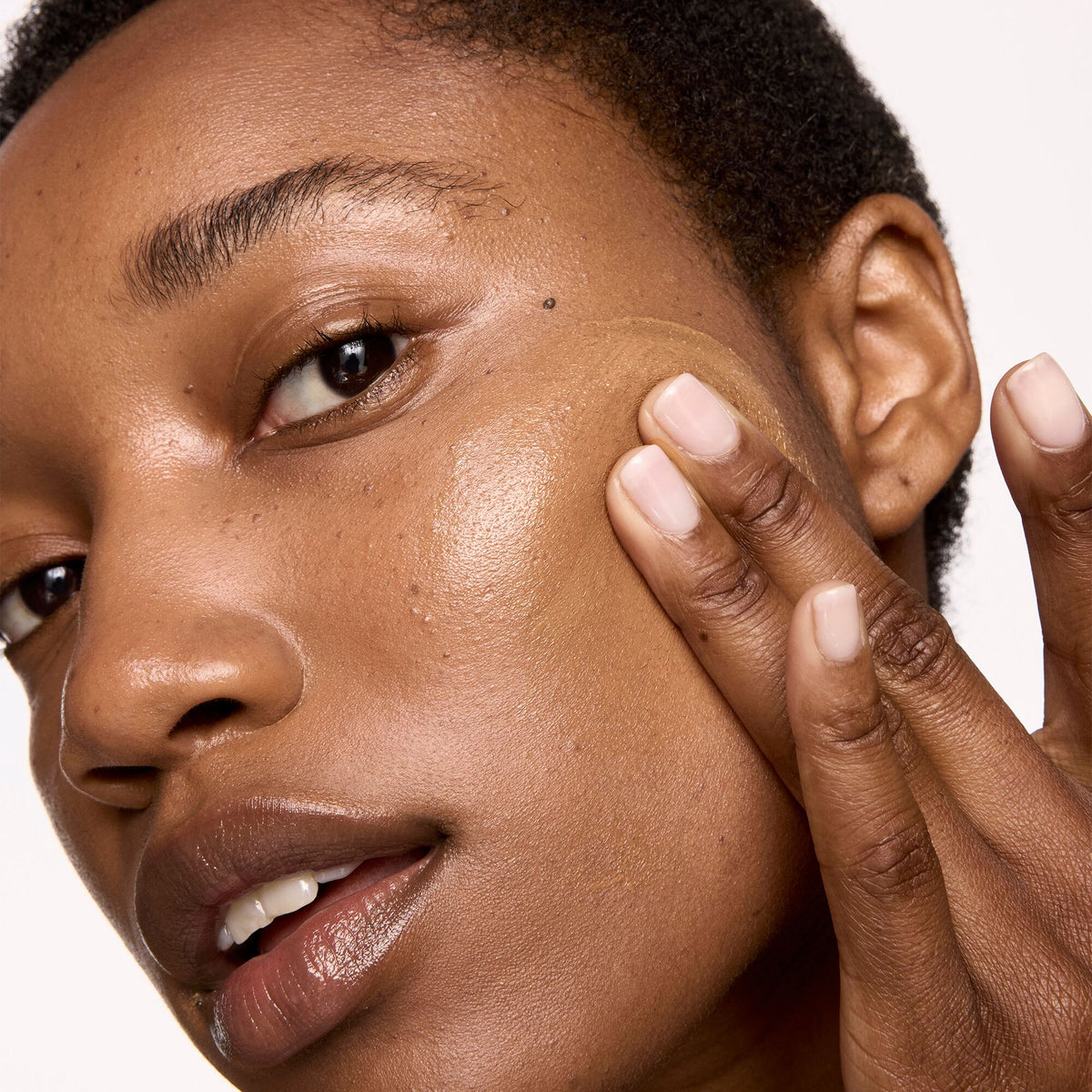 luminous_mineral_skin_tint_spf_40_deep_194475_CSL_model_2_WEB
