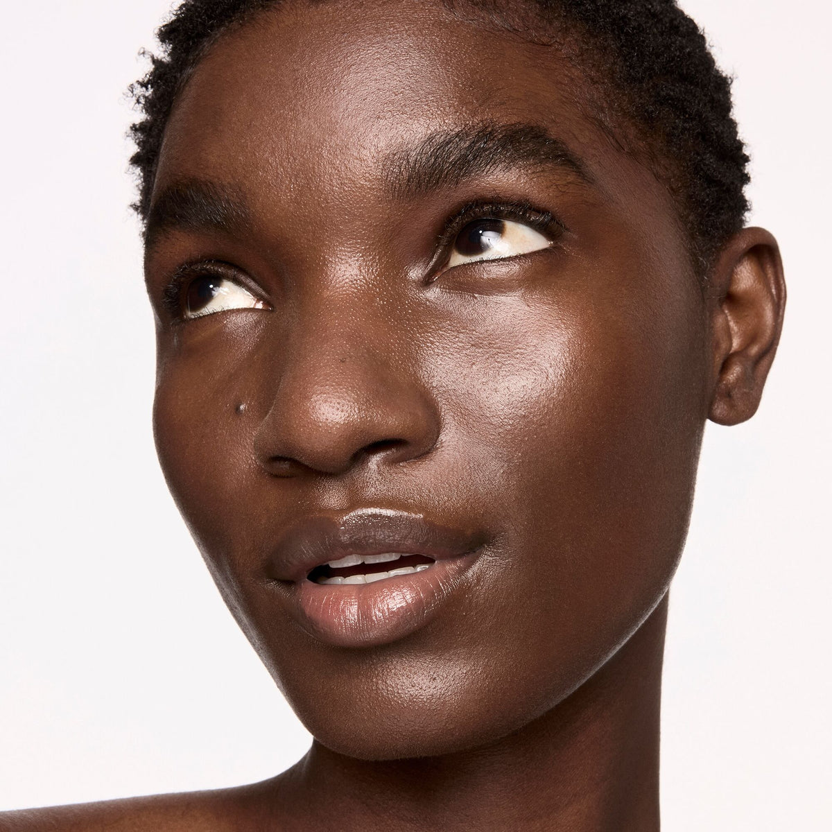 luminous_mineral_skin_tint_spf_40_deep_dark_194482_CSL_model_1_WEB