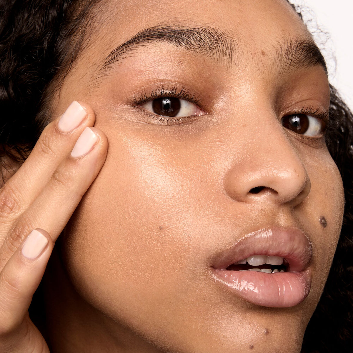 luminous_mineral_skin_tint_spf_40_medium_deep_194468_CSL_model_2_WEB
